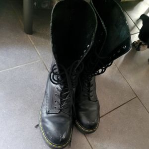 Doc martens dr. martens size 9 women's 14 hole black